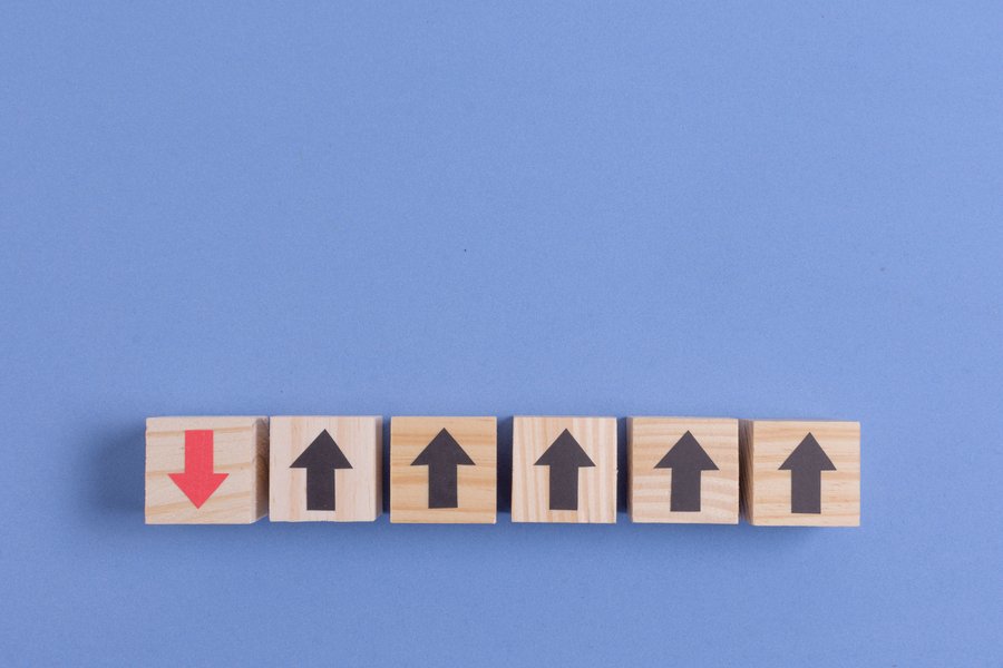 Setas para baixo e para cima para ilustrar o conceito de lead scoring